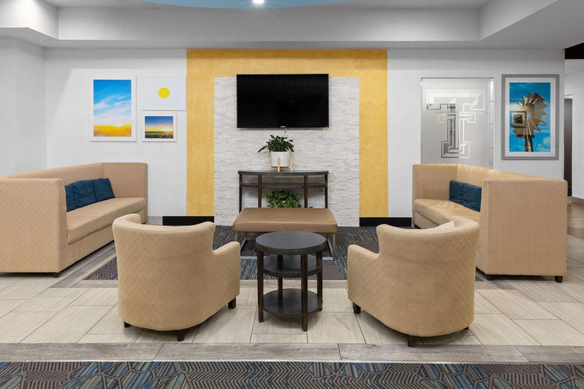 Days Inn & Suites By Wyndham Lubbock Medical Center Exterior photo