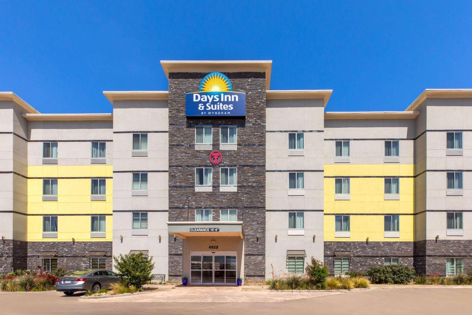 Days Inn & Suites By Wyndham Lubbock Medical Center Exterior photo
